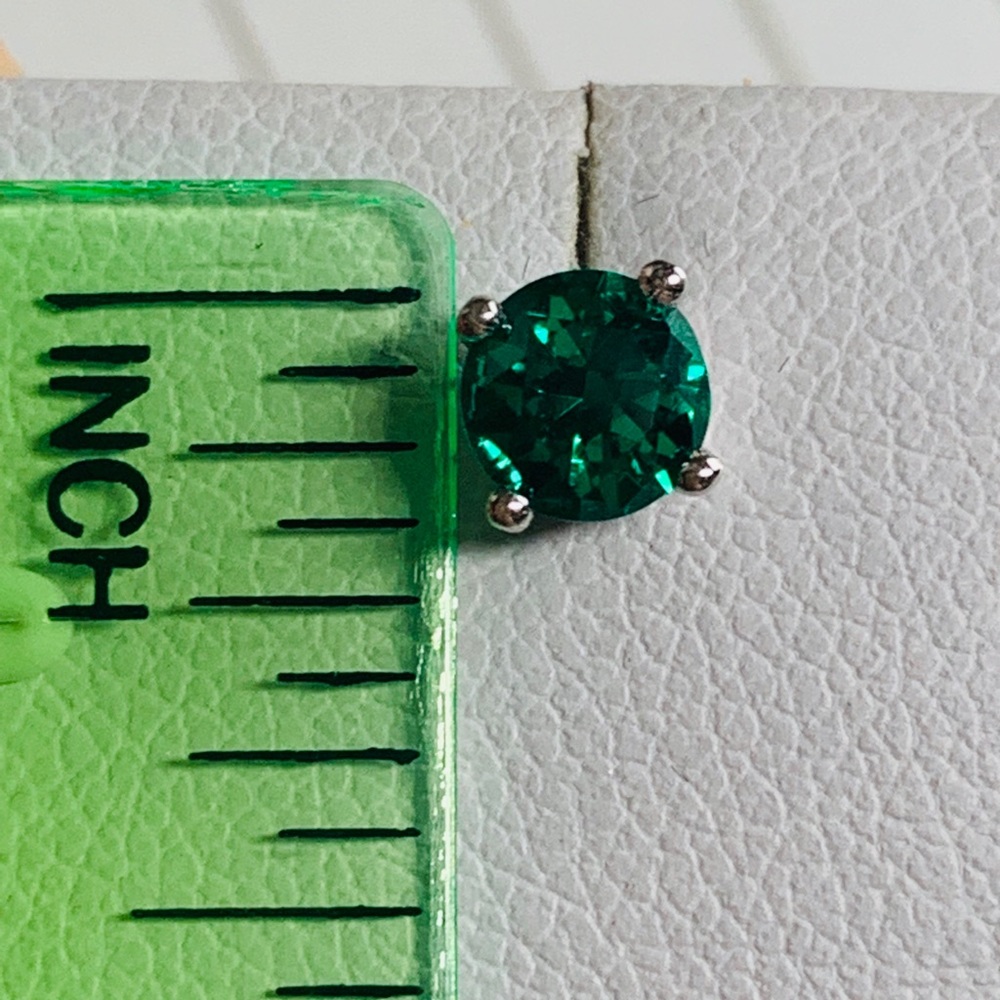 🌟 Sterling Silver 925 Emerald Stud Earrings - Picture 4 of 5